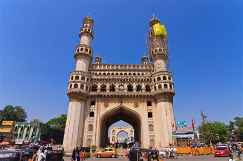 Le Charminar: Un Monument Majestueux et un Carrefour Commercial Vivant