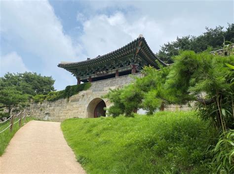  Le Château de Deokjin: Un Oasis Historique Caché au Cœur de Cheongju !