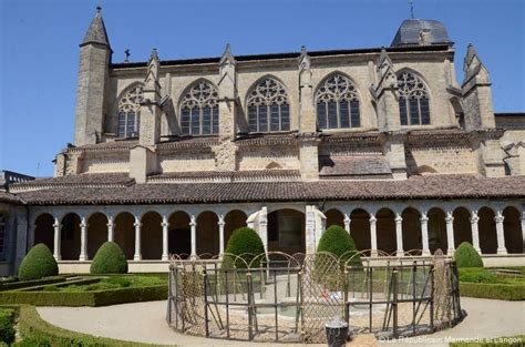 Le Cloître de la Cathédrale d'Uzès : Un havre de paix et de beauté médiévale !