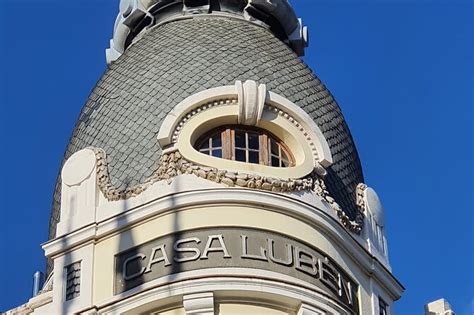 La Casa Botines: Un chef-d'œuvre architectural moderniste à admirer à Fondas!