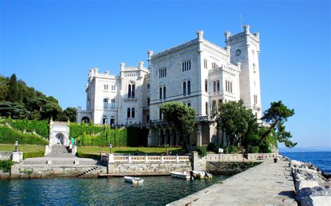 Le Castello di Miramare: Une forteresse enchantée au bord de la mer!