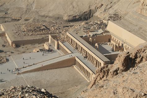  Le Temple d'Hatchepsout: Un chef-d'œuvre architectural taillé dans la roche