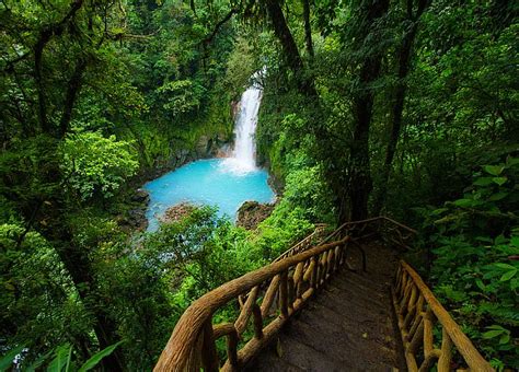 Le Temple de la Rivière Céleste : Un joyau spirituel dans un paysage désertique fascinant !