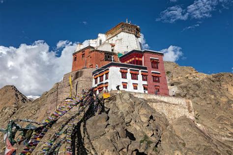  Le Temple de Namgyal Tashit! Une Oasis Spirituelle à Nagqu!