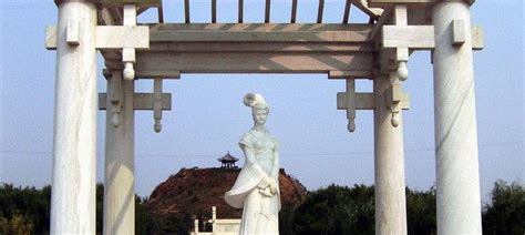  Le Tombeau de Wang Zhaojun : Un Monument Intriguant au Cœur de Xinzhou!