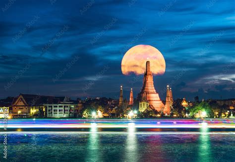  Wat Arun: Un Temple Lumineux qui Brille sous la Lune de Bangkok