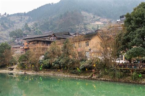 Le Village Miao de Xijiang: Une symphonie architecturale traditionnelle et un voyage dans le temps!